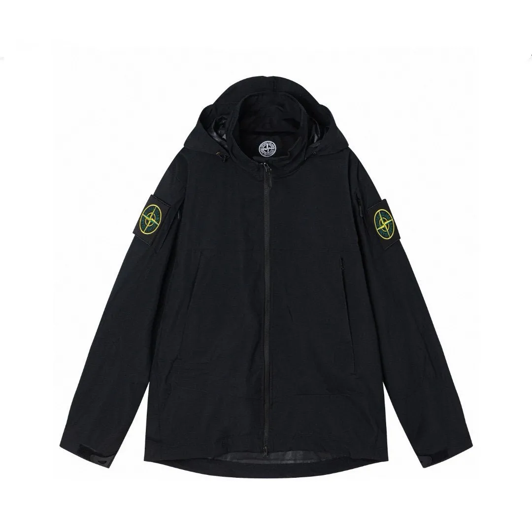 W6005#P300💰 STONE LSLAND Stone Island 23FW ❗Hard shell top version windproof and waterproof shoulder patch GTX outdoor jacket jacket #Same as Arc'teryx SV series top version fabric! ! The difference between world currency! !  -Top replica, original original packaging, pure original-grade welfare heavy goods, high quality guarantee. The latest hot style from the official website, trendy men and women with cool upper bodies! Customized and imported professional super waterproof and windproof coated fabric, the waterproof level is the international ISO standard 90 (ISO4) level to achieve the rolling effect of water droplets on a lotus leaf. The high-permeability laminated fabric Gore-tex imitates water-permeable film, which feels better and more comfortable. - Seiko 3D three-dimensional cutting, multiple pocket design, fully wrapped edges inside and outside, fine routing, very heavy workmanship, metal adjustment buckle elastic design of the hat, full of functional workwear style. All the three-label accessories are all original and customized, so you can experience the full texture when you try it!  -Perfect fit, versatile style that never goes out of style, reimagined for all your urban adventures and offering unparalleled waterproof and windproof protection! A batch of pure original quality goods, no more missing out!  Color: Black Size: M L XL XXL M L